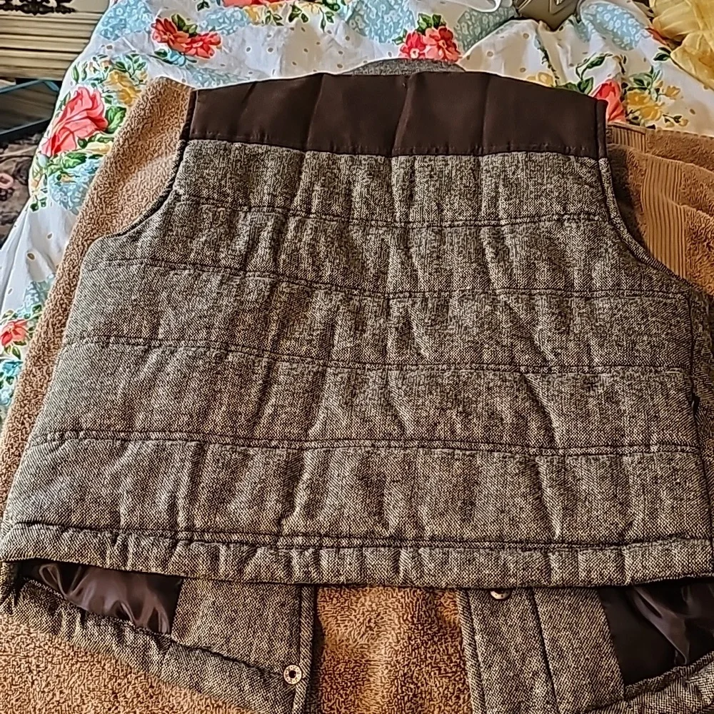 VEST - Picture 4 of 4